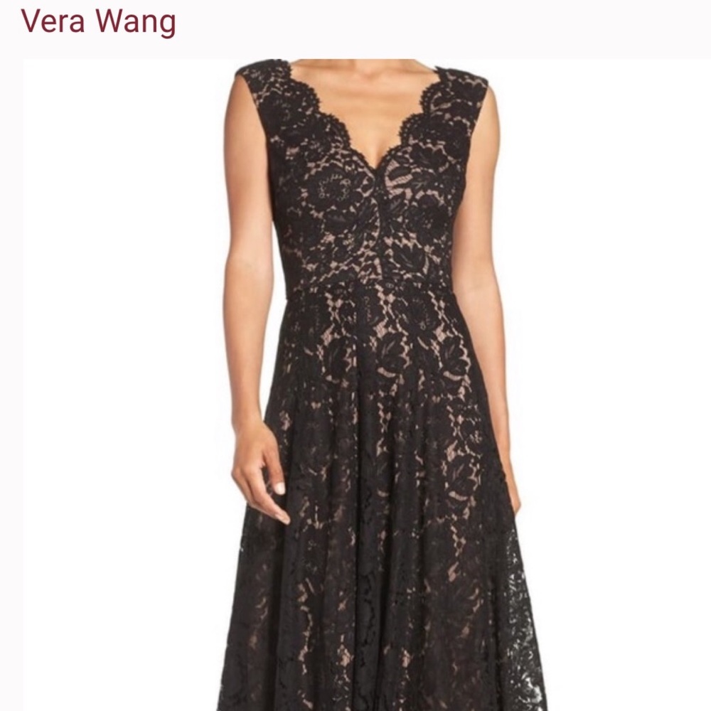 Vera Wang  Scalloped Lace Gown
